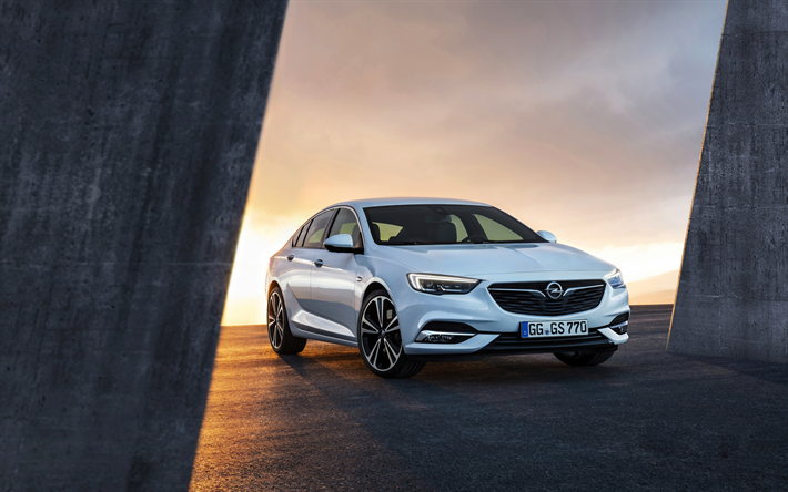 Opel Insignia Grand Sport, 2018, vit sedan, exteri&#246;r, sunset, utsikt fr&#229;n framsidan, nya vita Insignier, Tyska bilar, Opel