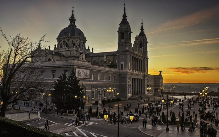 Katedralen Almudena, Madrid, huvudstaden i Spanien, kv&#228;ll, landm&#228;rke, Spanien