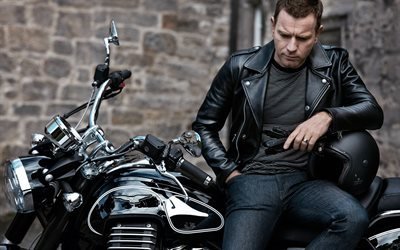 Ewan McGregor, una motocicleta, un director de cine, actor