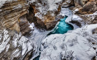 falaise, le canyon, la rivi&#232;re, de fleuve, de la neige, du Canada, de Jasper, en Alberta, de l&#39;Athabasca