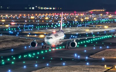 Airbus A330-200, Kansai International Airport, Japan, lampor, passagerare saolet, natt, banan, flygresor begrepp