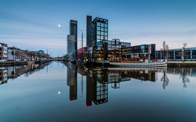 Leeuwarden, tarde, puesta de sol, la arquitectura moderna, con edificios modernos, Frisia, pa&#237;ses Bajos