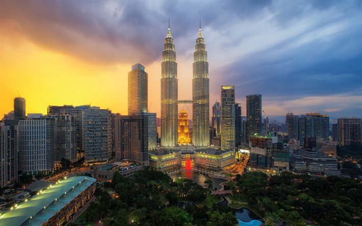 Kuala Lumpur, in Malesia, le Petronas Towers, sera, tramonto, edifici moderni grattacieli di Kuala Lumpur, cityscape, orizzonte, le Petronas Twin Towers