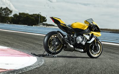 Yamaha YZF-R1, Anniversary Edition, 2018, urheilu py&#246;r&#228;, kilparadalla, uusi keltainen musta YZF-R1, Japanilaiset moottoripy&#246;r&#228;t, Yamaha