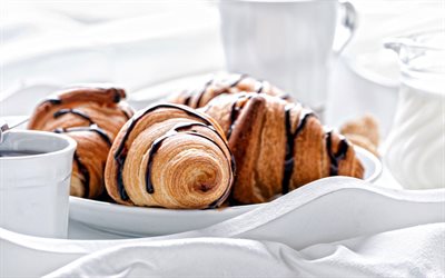 los croissants del desayuno, taza blanca de caf&#233;, pasteles, croissants rellenos de chocolate
