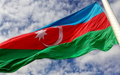 Lippu Azerbaidžan, silkki lippu, lipputanko, Azerbaidžanin lippu taivas taustalla, Azerbaidžanin lippu, Azerbaidžan