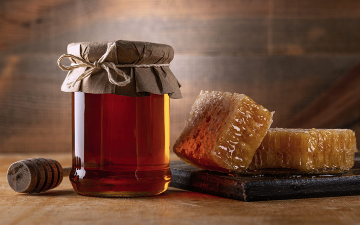 glas mit honig, s&#252;&#223;igkeiten, honig, honigst&#228;bchen aus holz, honigkonzepte