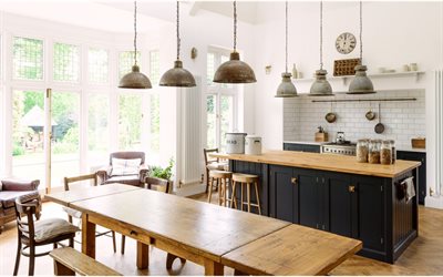 مطبخ عصري التصميم الداخلي, الخشب الطبيعي طاولات, الجدران البيضاء, الأبيض تصميم المطبخ, الداخلية عصري أنيق