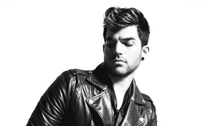 Adam Lambert, chanteur Am&#233;ricain, portrait, noir et blanc, veste en cuir noir