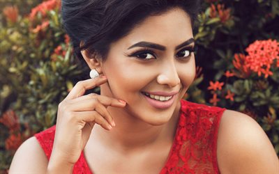 Aishwarya Lekshmi, sorridere, ritratto, viso, servizio fotografico, in abito rosso, attrice Indiana, Bollywood, India, bella donna Indiana, modello di moda