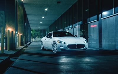 Maserati Gran Turismo, 2017, spor sedan, beyaz Gran Turismo, ayarlama, İtalyan arabalar, Gece, Sokak, Maserati