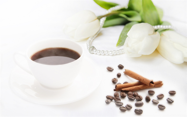 schwarzer kaffee, kaffee bohnen, kaffee tasse, wei&#223;e tulpen, zimtstangen