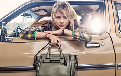 Chloe Grace Moretz, attrice Americana, fashion model, shooting fotografico, borsa di pelle marrone, donna in auto