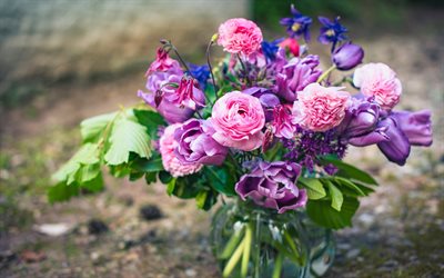 rosas de color rosa, hermoso ramo de flores, tulipanes p&#250;rpura, hermosas flores en un jarr&#243;n de rosas