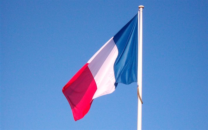 Franc&#233;s de la Bandera en un asta de bandera, la Bandera de Francia, el cielo azul, los s&#237;mbolos nacionales, Francia, Bandera francesa