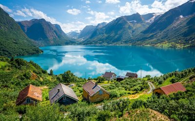De Sogn og Fjordane, lago de monta&#241;a, verano, paisaje de monta&#241;a, pueblo, Noruega