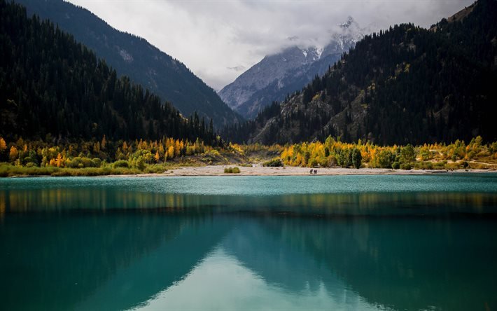 lago di montagna, foresta, autunno, paesaggio di montagna, lago smeraldo, montagne