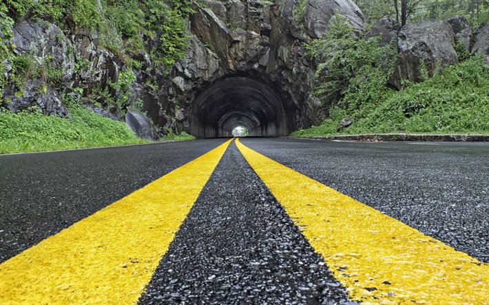 tunnel i berget, asfaltv&#228;g, gula linjer p&#229; v&#228;gen, stenar, bergsv&#228;g, USA