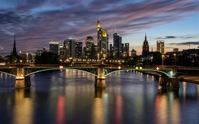 Puente Deutschherrn, Frankfurt am Main, en el centro de la ciudad, noche, atardecer, rascacielos, paisaje urbano de Frankfurt, panorama de Frankfurt, Alemania