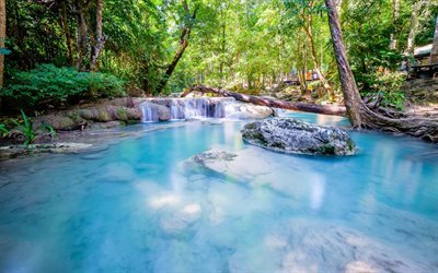 El Parque Nacional de Erawan, cascadas, bosque, selva, agua azul, Tailandia