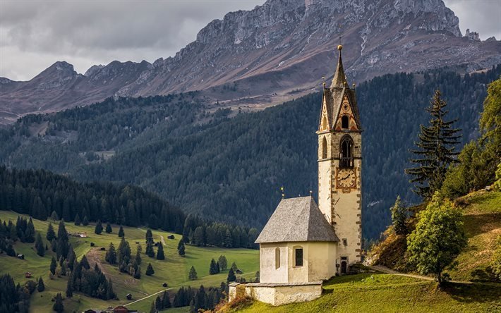 Kyrkan i La Val, Sydtyrolen, Dolomiterna, Alperna, kv&#228;ll, solnedg&#229;ng, bergslandskap, La Val, Italien