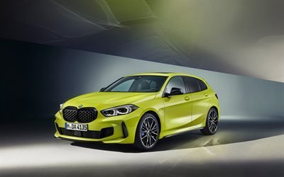 2022, BMW M135i, 4k, vista frontal, exterior, porta traseira amarela, M135i xDrive, novo BMW M1, carros alem&#227;es, BMW