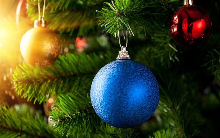 4k, カラフルなクリスマスボール, クリスマスツリー, 新年あけましておめでとうございます, クリスマスの装飾, クリスマスボール, 新年のコンセプト, メリークリスマス