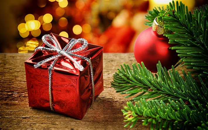 4k, 赤いギフトボックス, クリスマスのオーナメント, 新年あけましておめでとうございます, クリスマスの装飾, バルサムモミ, クリスマスボール, ギフトボックス, メリークリスマス, 新年のコンセプト