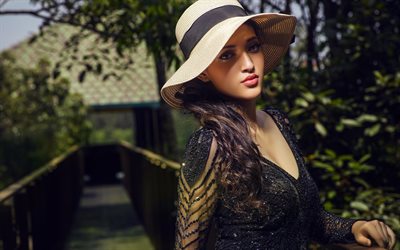 Neha Shetty, bollywood, jeune actrice indienne, photographie, robe noire, la femme au chapeau