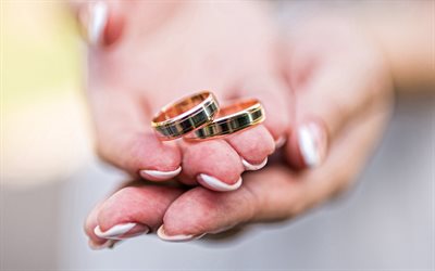 wedding rings in hands, female hands, gold rings, wedding concepts, bride