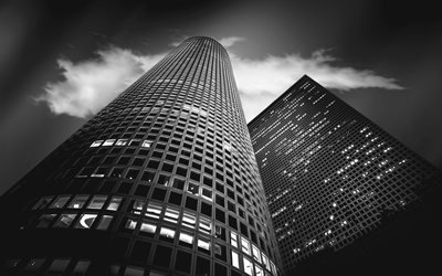 nacht, wolkenkratzer, moderne architektur, business center, schwarz und wei&#223;-foto von einem wolkenkratzer