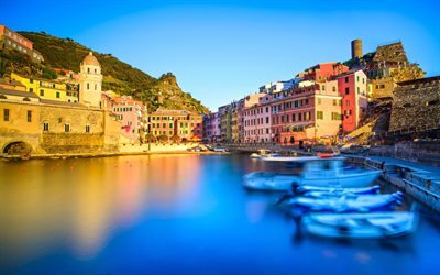 Cinque Terre, le matin, la baie, les bateaux, le lever du soleil, des maisons anciennes, station, Ligurie Vernazza, Italie
