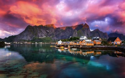Fiorde, pequena cidade na costa, Noruegu&#234;s aldeia, paisagem de montanha, p&#244;r do sol, noite, Noruega