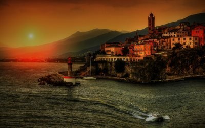 C&#244;te m&#233;diterran&#233;enne, soir, coucher de soleil, belle ville, en Italie, un phare, un paysage de montagne