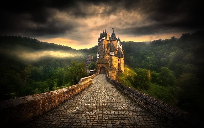 Il castello di Eltz, foresta, nebbia, Reynlandpfalts, Germania