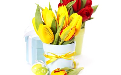 bouquet de tulipes, de Pâques, des œufs décorés, des tulipes jaunes, fleurs de printemps