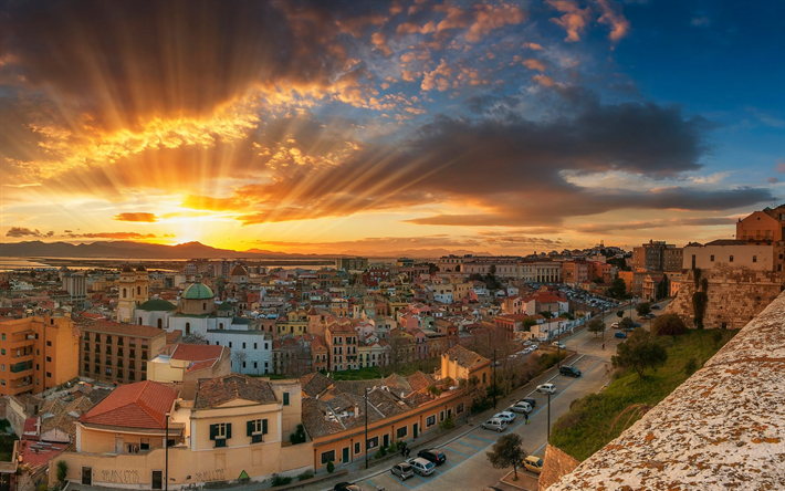 antiguo de la ciudad, puesta del sol, paisaje urbano, casas, Cagliari, Italia