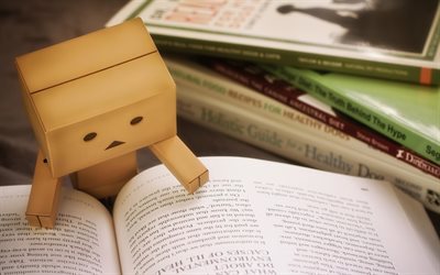 Danbo, un libro, un cartone di robot, personaggi divertenti