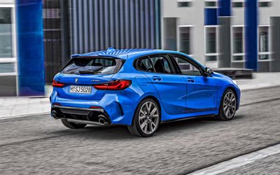 2020, BMW 1-Sarjan, M135i, takaa katsottuna, ulkoa, sininen viistoper&#228;, uusi sininen BMW 1, Saksan autoja, BMW