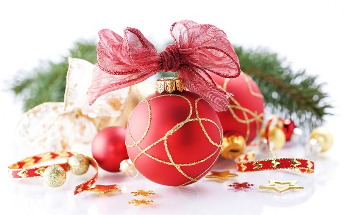 赤いクリスマスボール, メリークリスマス, 新年あけましておめでとうございます, クリスマスの背景, 白い背景の上のクリスマスボール