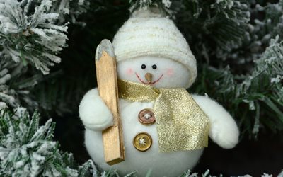 Pupazzo di neve, albero di Natale, concetti invernali, pupazzo di neve con gli sci, pupazzo di neve giocattolo