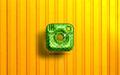 Logo 3D Instagram, 4K, palloncini realistici verdi, sfondi in legno gialli, social network, logo Instagram, Instagram