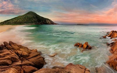Port Stephen, l&#39;Australie, le coucher du soleil, oc&#233;an, plage de luxe, le soir, la montagne