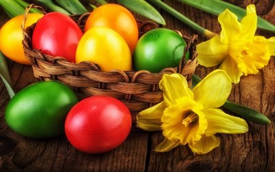 Les œufs de p&#226;ques, le jaune des jonquilles, des fleurs de printemps, de P&#226;ques, panier, d&#233;coration