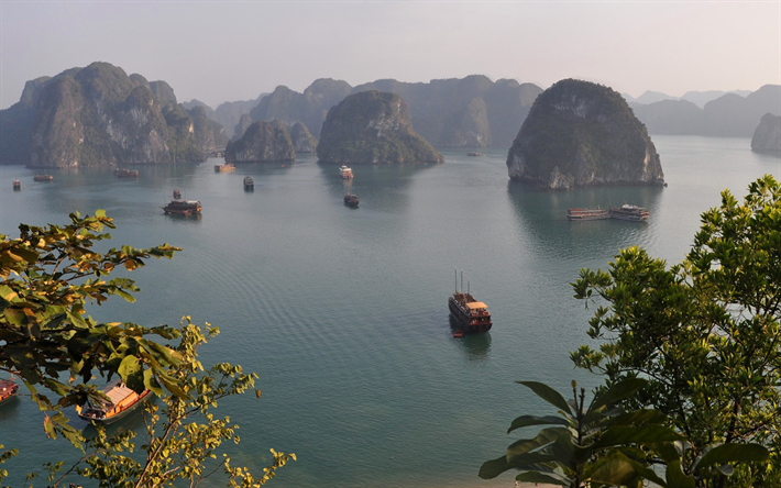 die halong-bucht, abend, sonnenuntergang, tropische inseln, touristische schiffe, vietnam