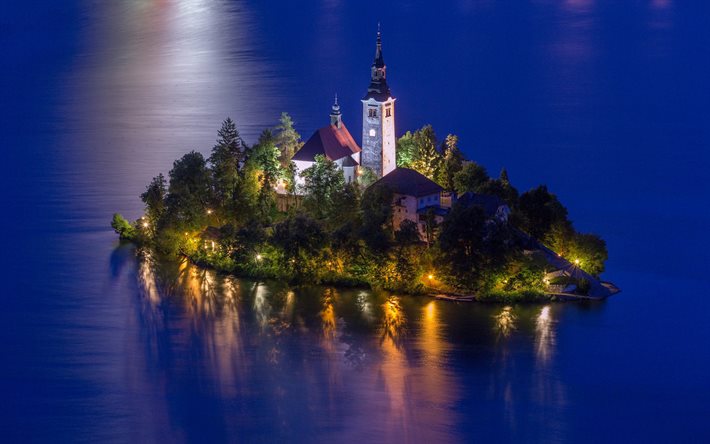 O Lago De Bled, noite, p&#244;r do sol, a igreja na ilha, Bled, Eslov&#233;nia, lago