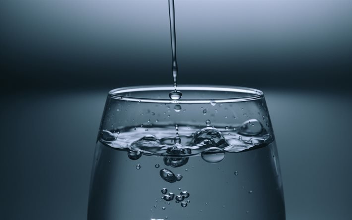 el agua en un vaso de agua, conceptos, ahorrar agua, fondo gris, el agua, el vaso de agua