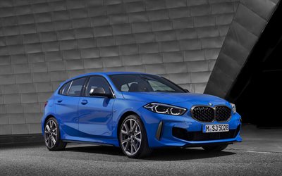 BMW 1 -, 2020, BMW M135i xDrive, sininen viistoper&#228;, n&#228;kym&#228; edest&#228;, ulkoa, uusi sininen M1, Saksan autoja, BMW