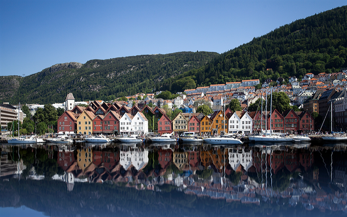 Pier, baia, citt&#224;, case in legno colorate, Tyskebryggen, Norvegia