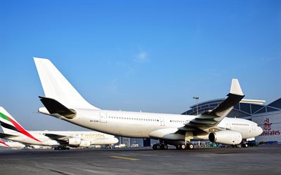 Airbus A380, Avi&#227;o de passageiros, 4k, aeroporto, embarque, Emirates, Boeing 777, Airbus